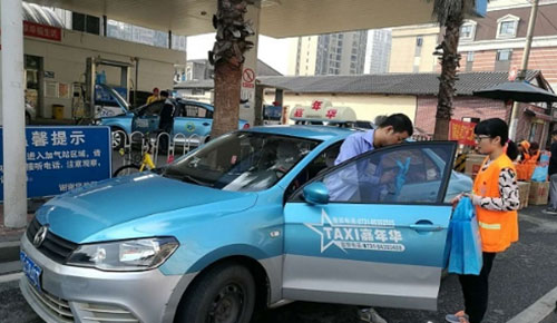 對車窗拋物說不！長沙環(huán)衛(wèi)局免費發(fā)放2000個車載垃圾桶