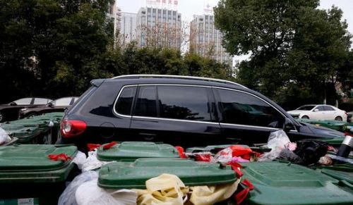 汽車被垃圾桶包圍是被惡搞還是得罪人了？
