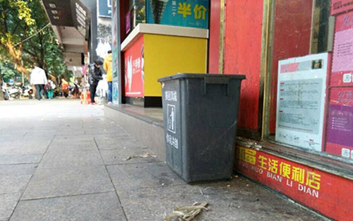 垃圾桶當(dāng)足球踢？！城區(qū)大半年累計(jì)丟近千個(gè)垃圾桶